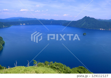 初夏の摩周湖（北海道・弟子屈町） 129112127