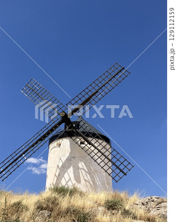 ドンキホーテの世界と白い風車のある風景 129112159