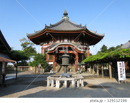 奈良市の興福寺にある南円堂 奈良市の興福寺にある南円堂 129112198