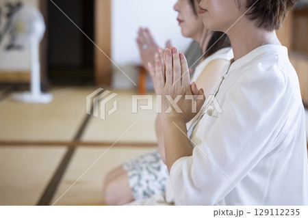坐禅体験をする男女 129112235