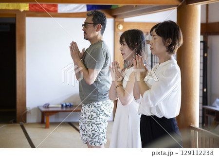 坐禅体験をする男女 129112238