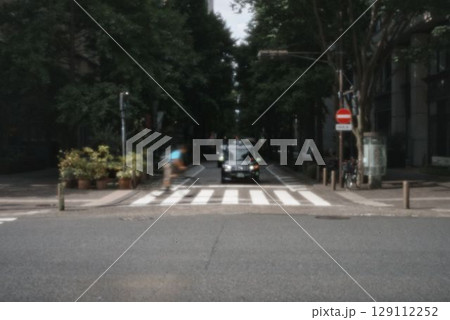 行幸通りから見た朝の丸の内仲通り 129112252