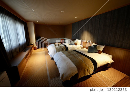 オシャレなホテルの客室 129112288