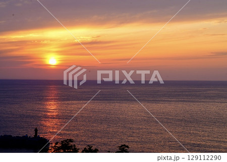 知床で見ることができる海に沈む夕日 129112290