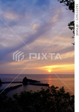 知床で見られるマジックアワーの夕焼け空 知床で見られるマジックアワーの夕焼け空 129112291