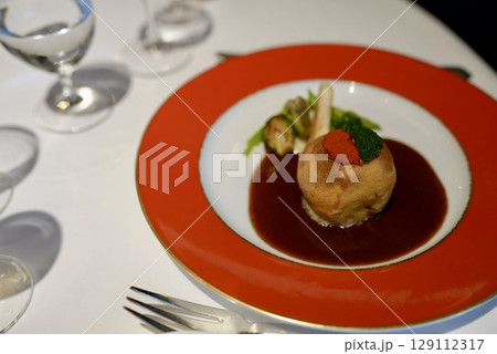最高級レストランのコース料理 最高級レストランのコース料理 129112317