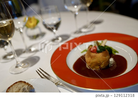 最高級レストランのコース料理 最高級レストランのコース料理 129112318