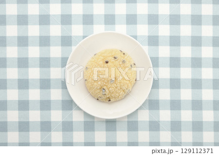 白い皿にのせたメロンパン 129112371