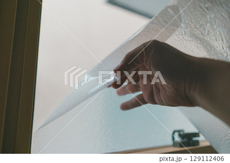 目隠しシートを窓ガラスから剥がす 目隠しシートを窓ガラスから剥がす 129112406