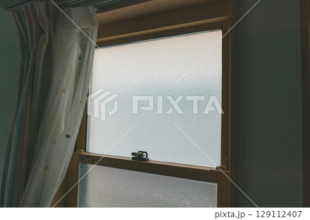 窓ガラスに貼った目隠しフィルム 129112407