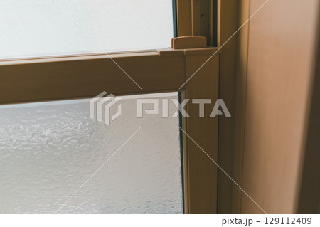 窓ガラスに貼った目隠しフィルム 129112409