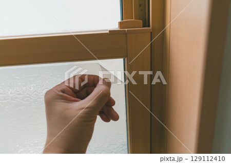 目隠しシートを窓ガラスに貼る 129112410