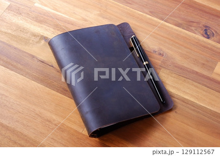 茶色の革のシステム手帳 129112567