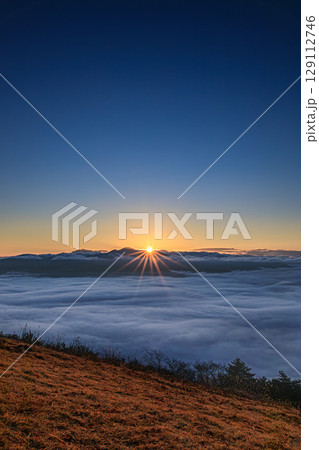 高清水展望台から望む絶景の雲海と日の出 129112746