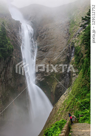 霧に包まれた日本一の名瀑・称名滝を見上げて 129112752
