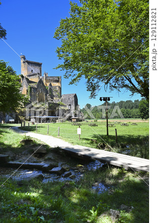 FRANCE, DORDOGNE, PERIGORD NOIR, LES-EYZIES-DE-TAYAC, CHATEAU DE COMMARQUE 129112821