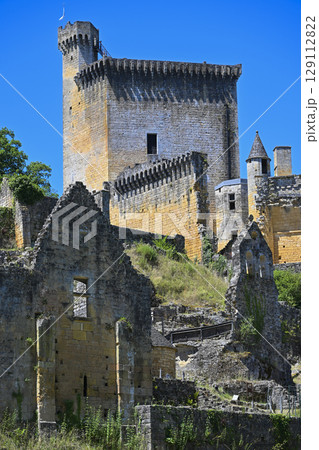 FRANCE, DORDOGNE, PERIGORD NOIR, LES-EYZIES-DE-TAYAC, CHATEAU DE COMMARQUE 129112822