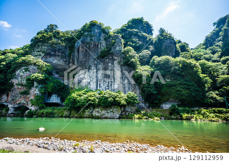 新緑の青の洞門【大分県中津市本耶馬渓】 129112959