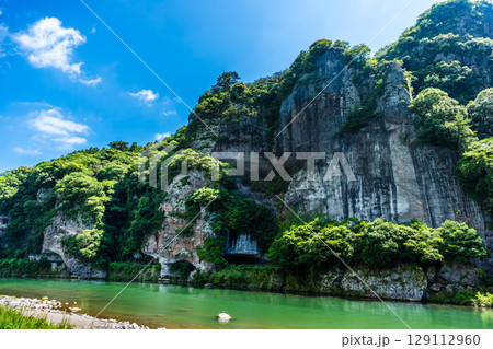 新緑の青の洞門【大分県中津市本耶馬渓】 129112960