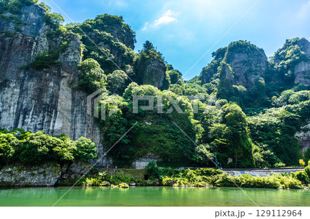 新緑の青の洞門【大分県中津市本耶馬渓】 129112964