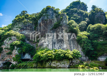 新緑の青の洞門【大分県中津市本耶馬渓】 129112967