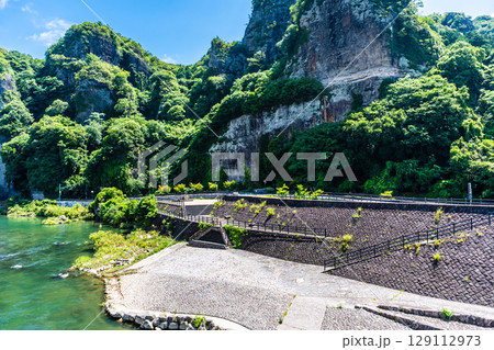 新緑の青の洞門【大分県中津市本耶馬渓】 新緑の青の洞門【大分県中津市本耶馬渓】 129112973