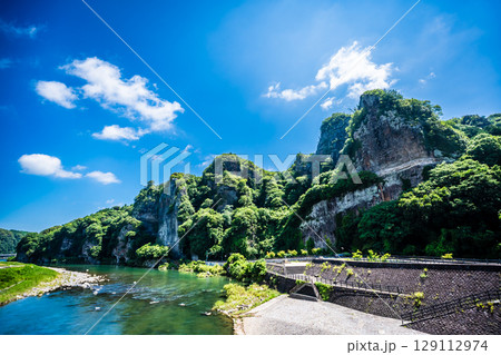 新緑の青の洞門【大分県中津市本耶馬渓】 新緑の青の洞門【大分県中津市本耶馬渓】 129112974