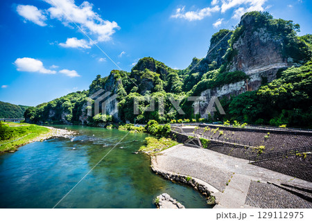 新緑の青の洞門【大分県中津市本耶馬渓】 129112975
