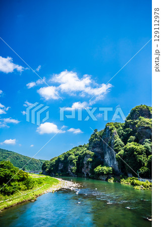 新緑の青の洞門【大分県中津市本耶馬渓】 新緑の青の洞門【大分県中津市本耶馬渓】 129112978