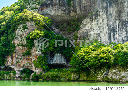 新緑の青の洞門【大分県中津市本耶馬渓】 新緑の青の洞門【大分県中津市本耶馬渓】 129112982