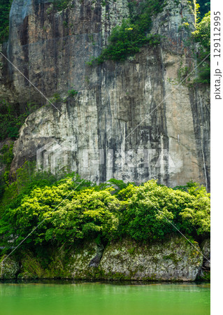 新緑の青の洞門【大分県中津市本耶馬渓】 新緑の青の洞門【大分県中津市本耶馬渓】 129112995