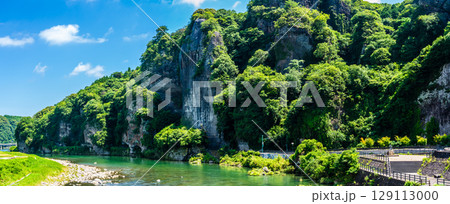 新緑の青の洞門　パノラマ【大分県中津市本耶馬渓】 129113000