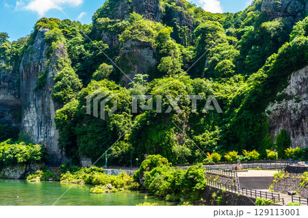 新緑の青の洞門【大分県中津市本耶馬渓】 129113001