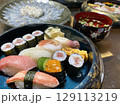 出前の握り寿司とフグ刺し 129113219
