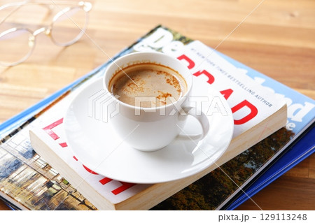 淹れたてのコーヒーを飲みながら、のんびり読書を楽しんでいるイメージ 淹れたてのコーヒーを飲みながら、のんびり読書を楽しんでいるイメージ 129113248