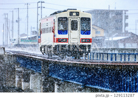 白銀の鉄橋を走る三陸のローカル列車 129113287