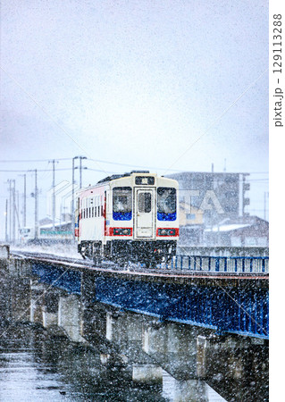 冬の沿岸を駆ける三陸鉄道の美しき瞬間 冬の沿岸を駆ける三陸鉄道の美しき瞬間 129113288