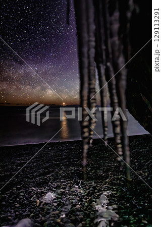 氷柱越しに眺める夜の海の天の川 129113291