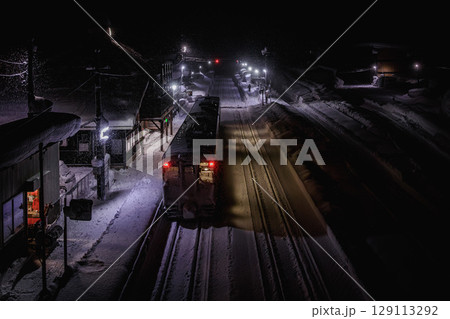 静けさと温もりが交差する雪の駅 129113292
