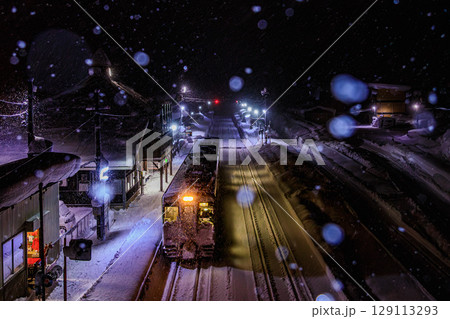 雪降る夜のほっとゆだ駅 129113293