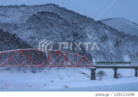 雪原を渡る列車の旅・錦秋湖にて 129113296