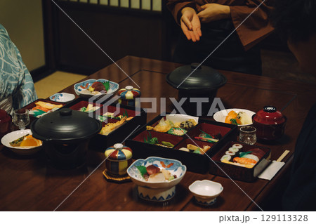 旅館,客室,個室で料理の説明をする女性スタッフの手元(部屋食) 旅館,客室,個室で料理の説明をする女性スタッフの手元(部屋食) 129113328