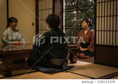 旅館の客室で挨拶する旅館スタッフの女性・仲居・女将 129113329