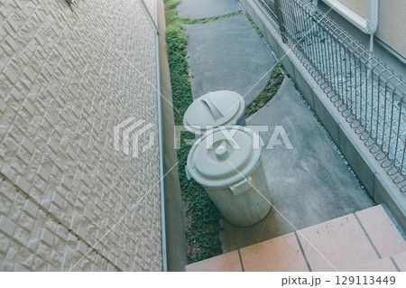 ごみ置き場のポリバケツ 129113449