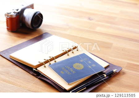 パスポート - パスポート（一般旅券5年用紺色）とカメラを用意して、海外旅行を計画しているイメージ 129113505