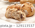 焼き立てのレーズンとクルミのパン 129113537