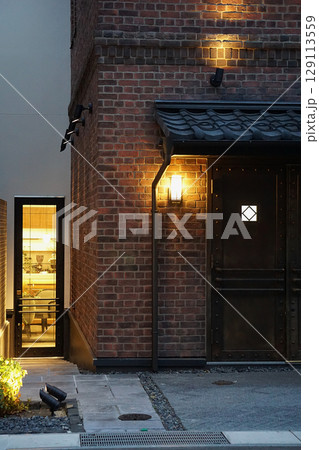 Entrance of brick house / 夜間照明の点灯したレンガ造りの洋館のエントランス 129113559