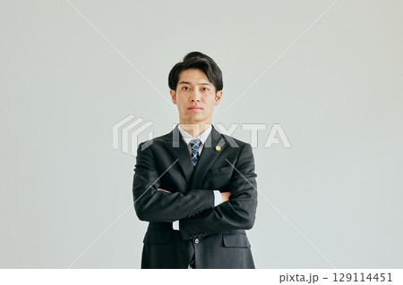 腕組みをする20代の若い弁護士 腕組みをする20代の若い弁護士 129114451