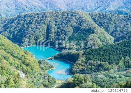 苗場のニ居調整池の青い水 129114733