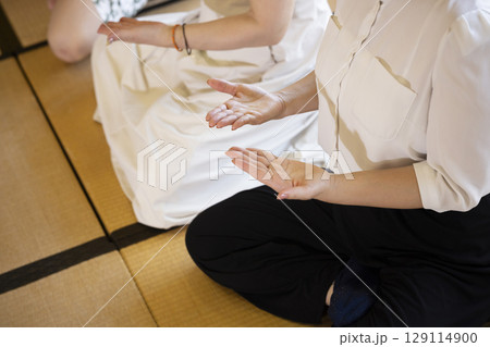坐禅体験をする男女 129114900